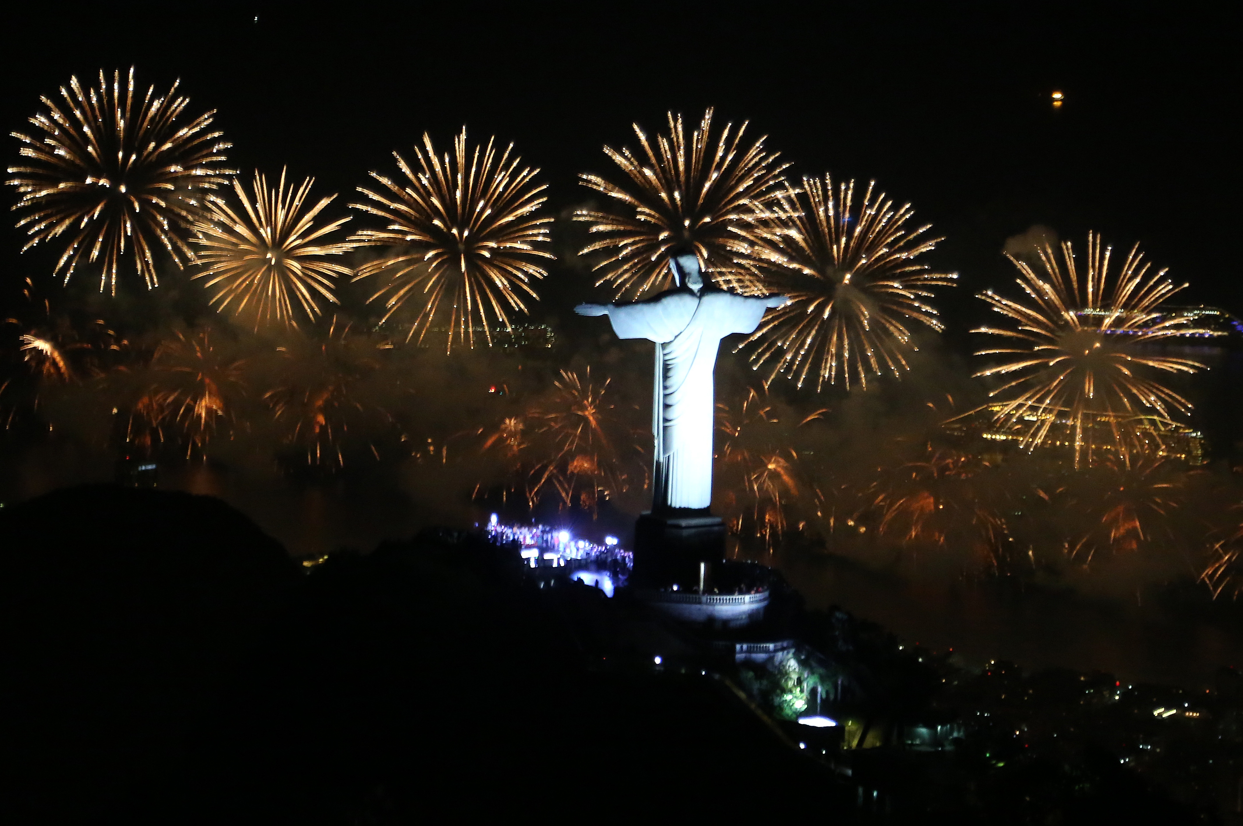 Veja imagens da comemoração de Ano-Novo pelo Brasil e no mundo | ND Mais