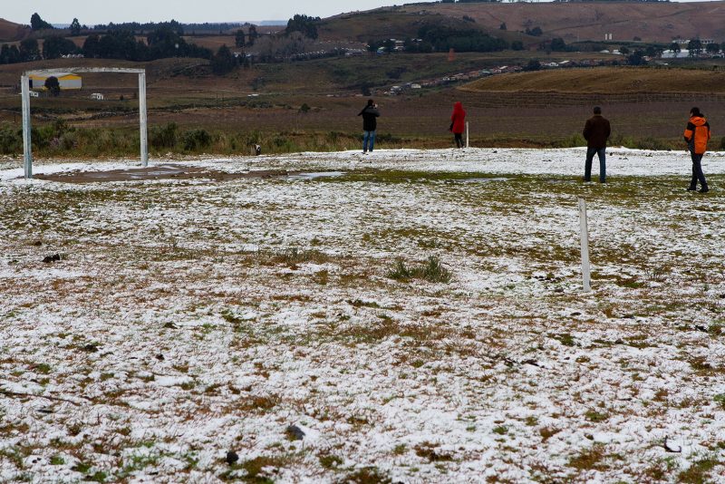 Em São Joaquim, um campo de futebol ficou coberto de neve; em 1965 moradores contam que a cidade chegou a ter 1 metro de neve - Flávio Tin/Arquivo/ND
