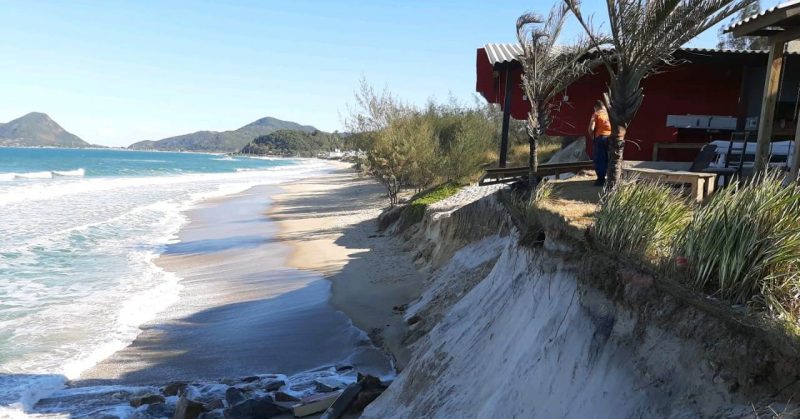 Uma equipe da Defesa Civil Municipal esteve no local na manhã desta quinta-feira (28) e fez o levantamento dos estragos e o monitoramento da praia. - Defesa Civil/Divulgação/ND