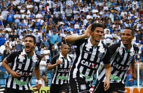 11/03/2013: Figueirense makes 4 to 0 in Avaí in full Ressacada.  Day that will be marked forever in the memory of Alvinegra fans.  In the photo, Éverton Santos, Rafael Costa, Maylson and Thiego celebrate their fourth goal - Archive / Flávio Tin / ND
