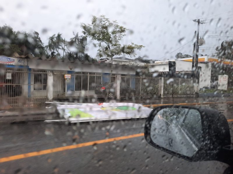 Wind gusts of about 80 km / h dropped signs and billboards across the city - Social Networks