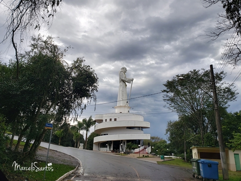 When the Monument was built, the Staff also broke, folding on top of the statue, which led the creator of the project to reduce its size.  - CDL Joaçaba / ND