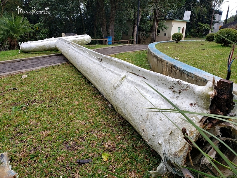 At around 11:30 am, the piece, about seven meters long, fell from the top of the monument and fell in front of the ground, next to the candle.  At the moment there was no one in the place.  - CDL Joaçaba / ND