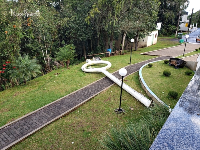 Frei Bruno's staff, a piece that stood next to the Statue at the Monument located in the Flor da Serra neighborhood, in Joaçaba, could not resist a strong gust of wind late Tuesday morning (30th).  - CDL Joaçaba / ND