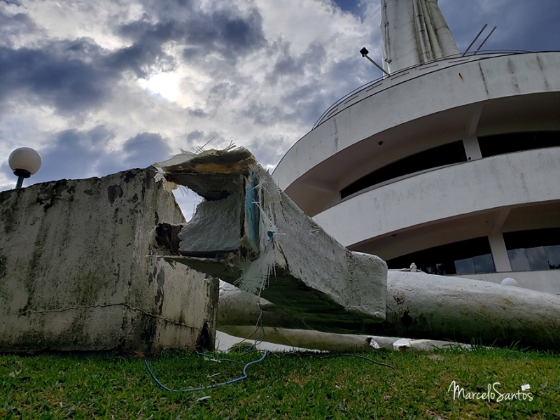 A construction worker, who was in Herval d'Oeste, reported that he saw the staff swing for a few moments and then fall.  The statue's structure was not damaged.  - CDL Joaçaba / ND