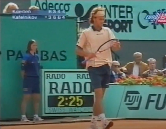 The quarterfinal match of the 1997 title was repeated and Guga faced Russian Yevgeny Kafelnikov.  Just like that year, the little guy started winning, but the Russian soon turned.  However, Guga regained confidence, passed in front of the marker and took the place for the final - Reproduction / Youtube / ND