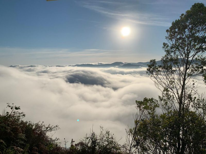 According to Marcelo Martins, a meteorologist from Epagri / Ciram, in Florianópolis the sea fog occurs, which is when the hot and humid air comes in contact with the ocean surface that is cooler, forming a low cloudiness, which dissipates throughout the day .  - Cristian Wilson / ND