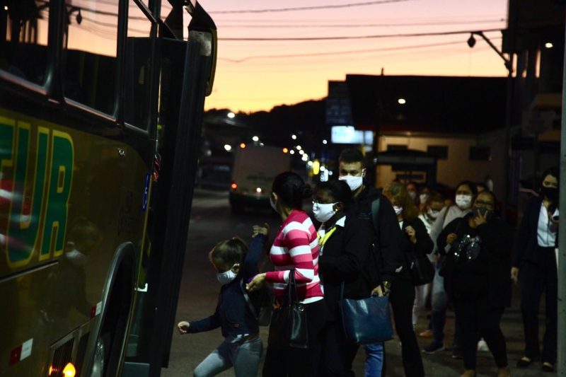 Crowding was inevitable at a bus stop with almost 40 people in Palhoça.  - Anderson Coelho / ND