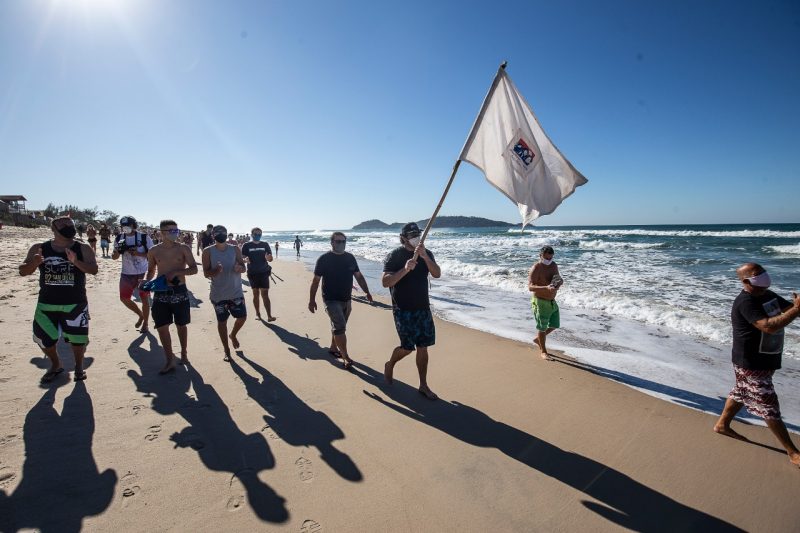 Protesters walked the beach this morning (21) - Anderson Coelho / ND