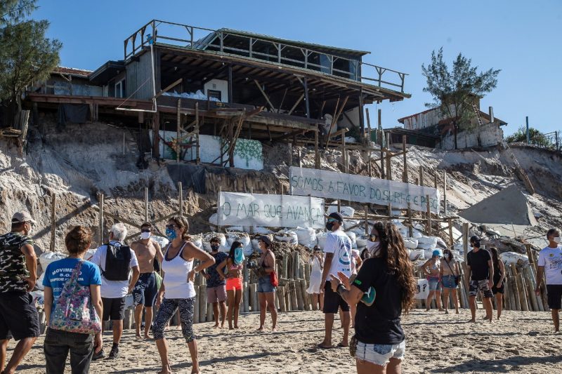Posters and banners were made by protesters against the action of rockfill.  Situation of Praia do Campeche is subject of lawsuit - Anderson Coelho / ND