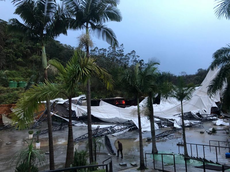 Concert hall was destroyed after cyclone in Camboriú - Social Networks