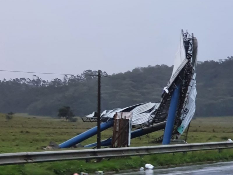 In Navegantes, signs and billboards were knocked over and uprooted with the force of the wind - Drica Fermiano / NDTV