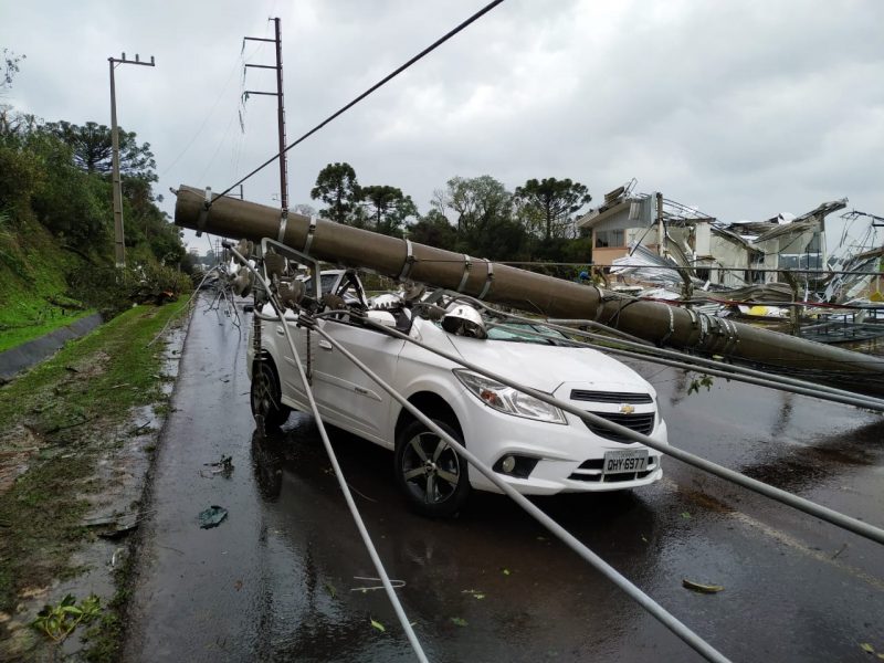 A lamppost fell on a car in the Efapi neighborhood in Chapecó - Disclosure / NDTV