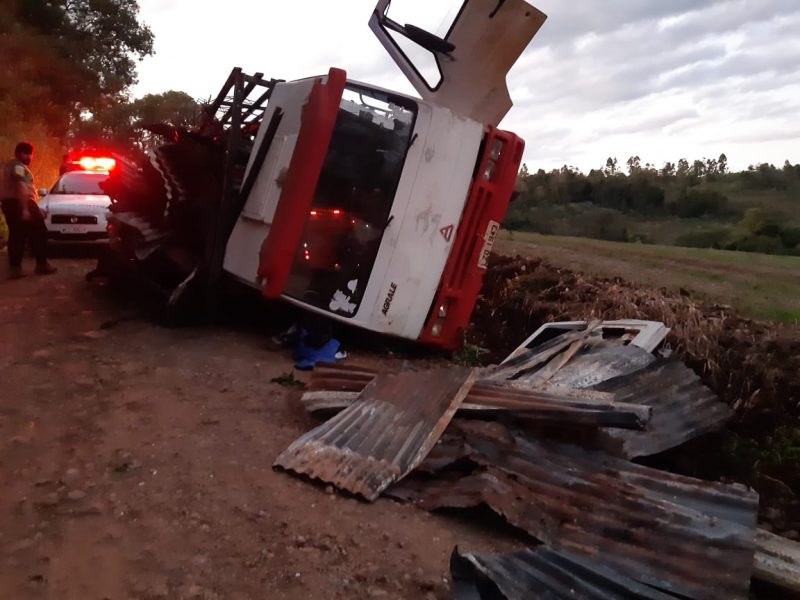 Caminhão tombou em uma estrada no interior de Chapecó – Foto: Alexandre Madoglio/NDTV