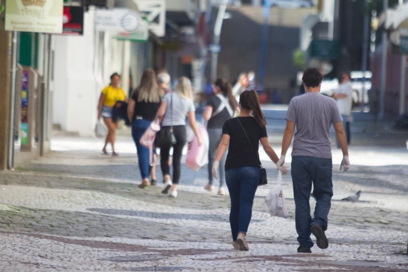 Pessoas andando nas ruas de Florianópolis durante a pandemia