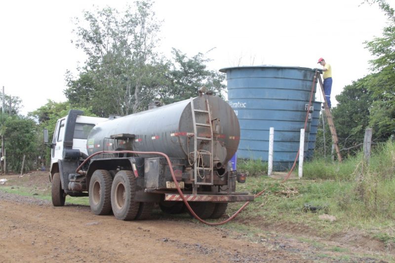 Comunidade do interior de Chapecó recebe caminhão pipa