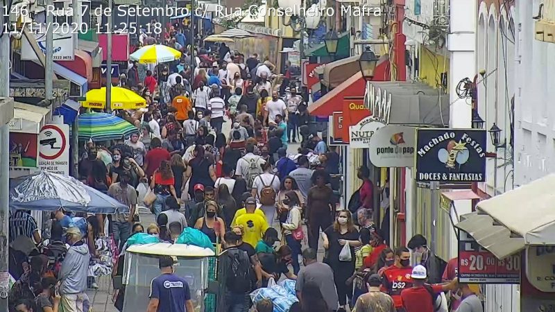 Movimento de pessoas no Centro de Florianópolis