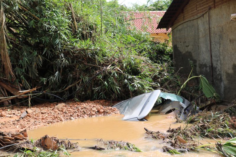Carro soterrado por deslizamentos no Ribeirão das Pedras, em Ibirama