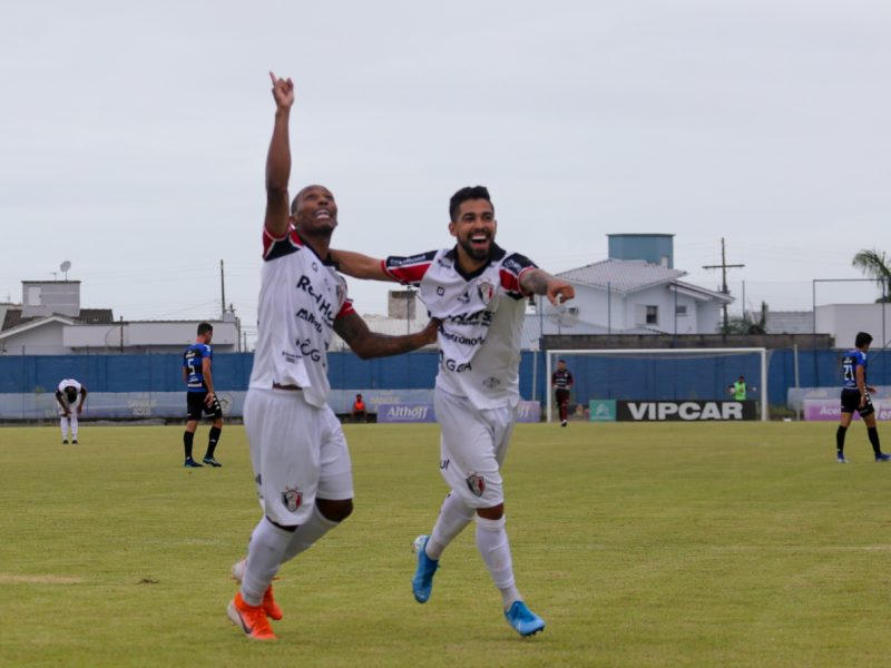 Luquinhas e Gustavinho marcaram na vitória. O artilheiro Alison Mira fechou a conta &#8211; Foto: Vitor Forcellini/JEC