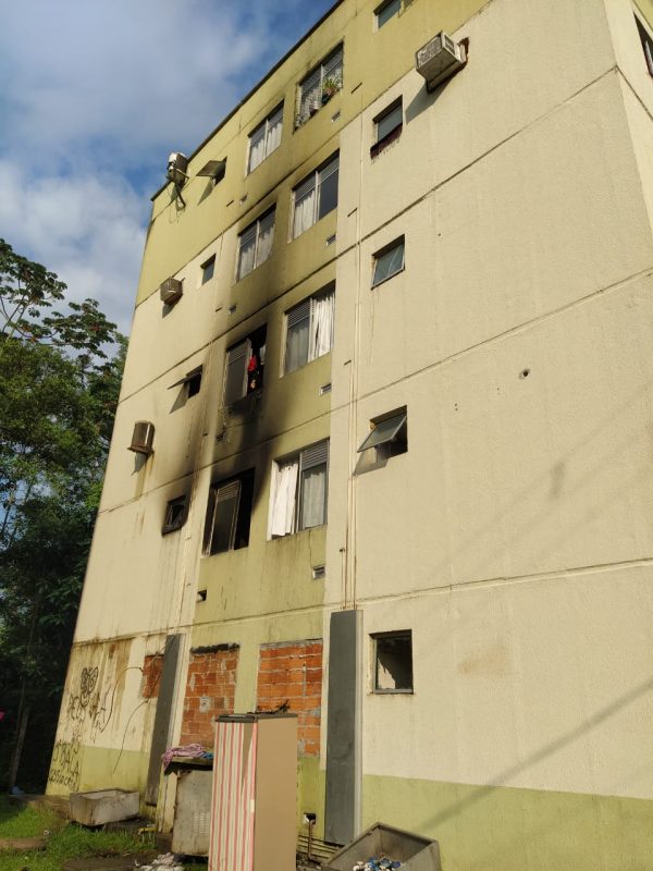 Morador precisou pular janela de apartamento para escapar de incêndio &#8211; Foto: Divulgação/Corpo de Bombeiros