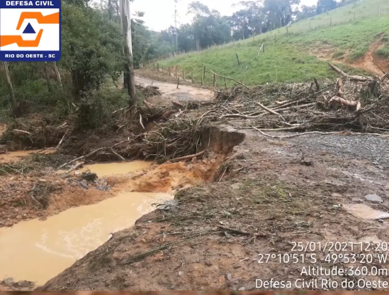 Várias estradas do interior foram afetadas pelo temporal – Foto: Defesa Civil Rio do Oeste/Divulgação