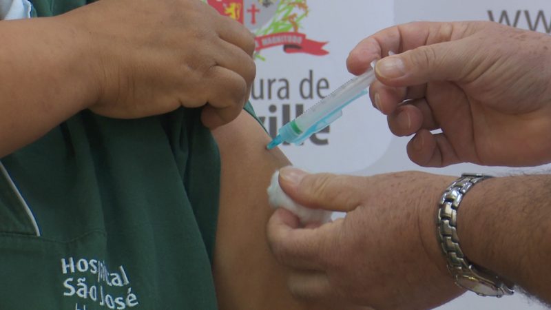 Copeira do Hospital São José foi a primeira a ser imunizada contra a doença &#8211; Foto: Alfa Stofelli/NDTV