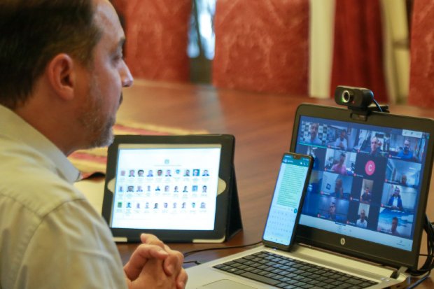 Carlos Moisés, governador de SC, em frente a um computador, na reunião com prefeitos
