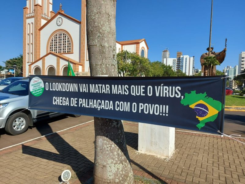 Faixas com escritas de reivindicação também foram expostas na principal avenida do maior município do Oeste. – Foto: Rodrigo Gonçalves/NDTV Chapecó